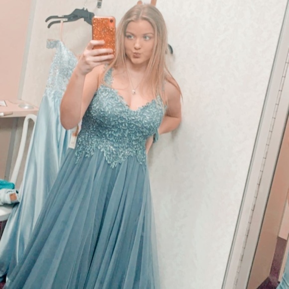 Prom dress - Picture 1 of 7